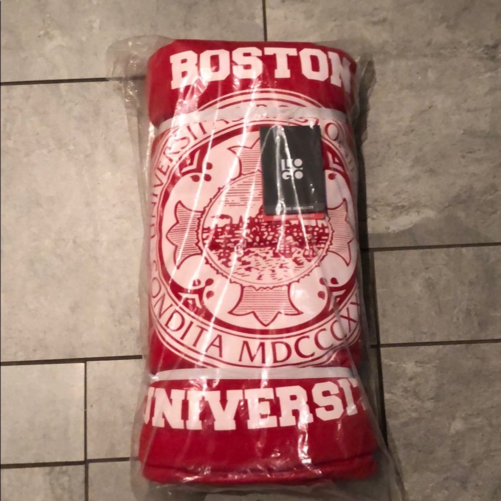 BOSTON UNIVERSITY BU NWT BLANKET AUTHENTIC